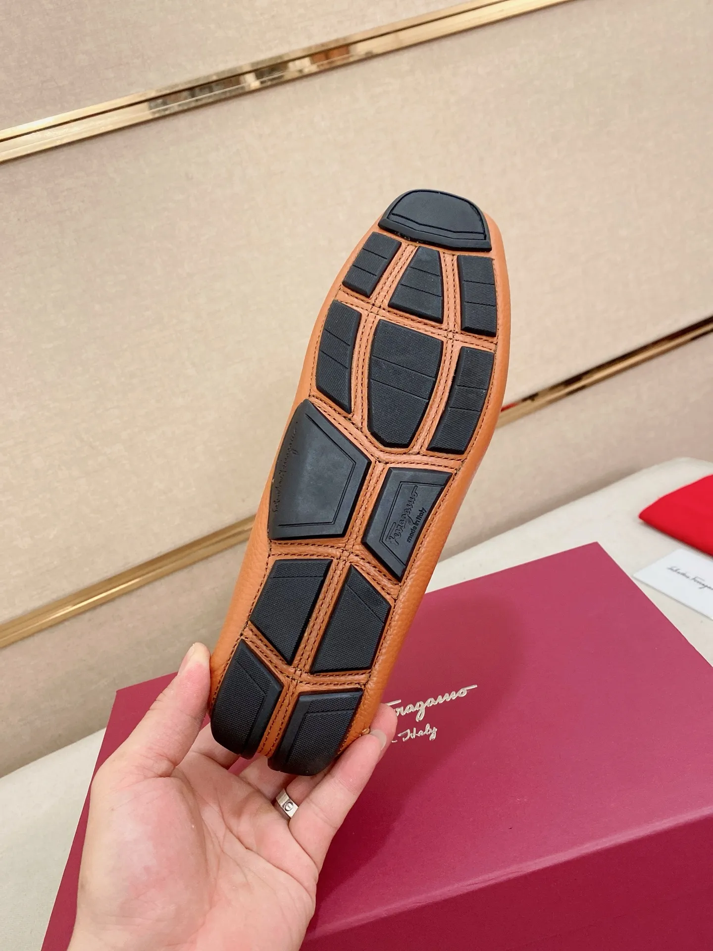 Men's shoes💰: 560💰High-end quality! Ferragamo🆕🆕Exclusive hot-selling products in stock🔥🔥New products on the shelves, high-quality Ferragamo men's pea shoes, high-end casual driving shoes, with complete packaging! 💪 💪 Material: imported first-layer pebbled cowhide 🐂 + imported high-quality water-dyed cowhide lining + wear-resistant outsole 👍🏻👍🏻 Features: high-end and comfortable, purely handmade 🚀 🚀 Create the perfect shoe that suits you best 🔥 🔥 Size: (38-44) 45 standard size can be customized!